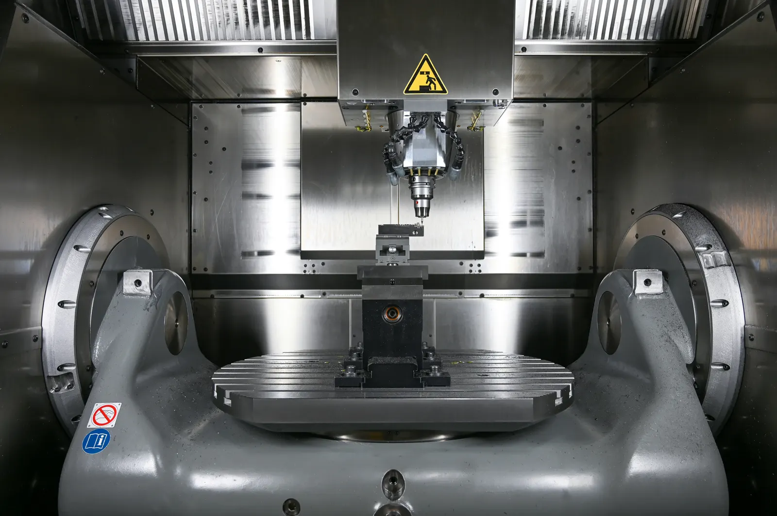 Simultaneous 5-axis machining workflow on a multi-axis cutting setup